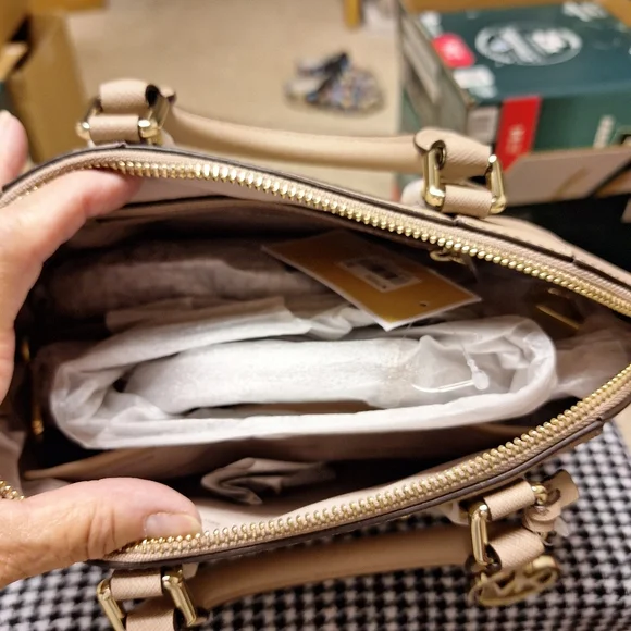 Michael Kors Ciara Medium Messenger - Picture 4 of 6